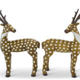 A VERY LARGE PAIR OF CHINESE EXPORT PORCELAIN MODELS OF SPOTTED DEER - Foto 1