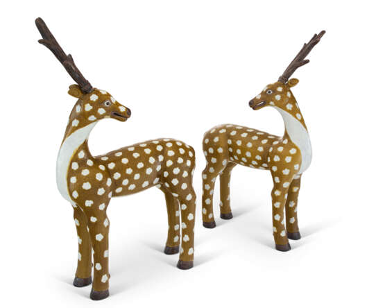 A VERY LARGE PAIR OF CHINESE EXPORT PORCELAIN MODELS OF SPOTTED DEER - Foto 2