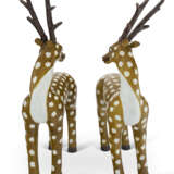 A VERY LARGE PAIR OF CHINESE EXPORT PORCELAIN MODELS OF SPOTTED DEER - Foto 3