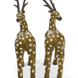 A VERY LARGE PAIR OF CHINESE EXPORT PORCELAIN MODELS OF SPOTTED DEER - Foto 4