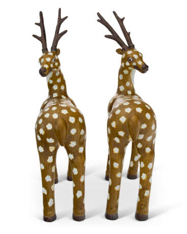 A VERY LARGE PAIR OF CHINESE EXPORT PORCELAIN MODELS OF SPOTTED DEER - Foto 4