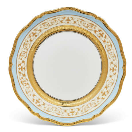 AN EXTENSIVE RAYNAUD LIMOGES PORCELAIN DINNER AND DESSERT SERVICE IN THE ‘SHEHERAZADE’ PATTERN - photo 3