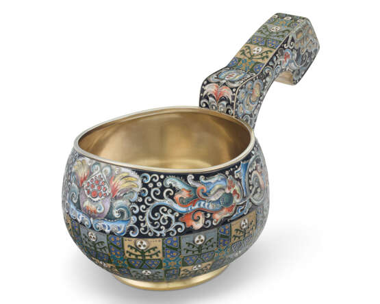 A LARGE CLOISONNÉ ENAMEL SILVER-GILT KOVSH - photo 1