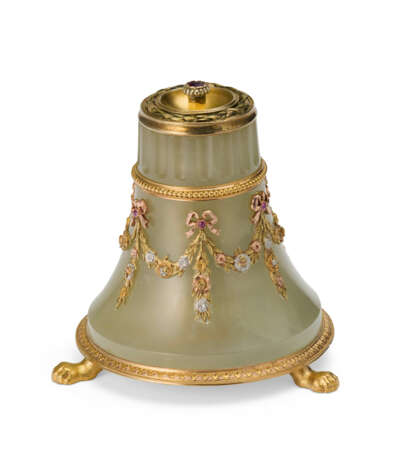 AN IMPERIAL JEWELED FOUR-COLOR GOLD-MOUNTED AND SILVER-GILT BOWENITE TABLE LIGHTER CONVERTED INTO A GUM POT - фото 1