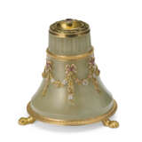 AN IMPERIAL JEWELED FOUR-COLOR GOLD-MOUNTED AND SILVER-GILT BOWENITE TABLE LIGHTER CONVERTED INTO A GUM POT - фото 1