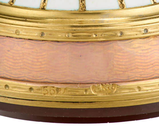 A JEWELED GUILLOCHÉ AND CHAMPLEVÉ ENAMEL GOLD-MOUNTED HAND SEAL - photo 3