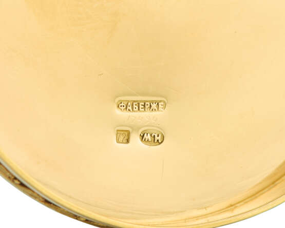 A GUILLOCHÉ AND CHAMPLEVÉ ENAMEL GOLD BONBONNIÈRE - photo 3