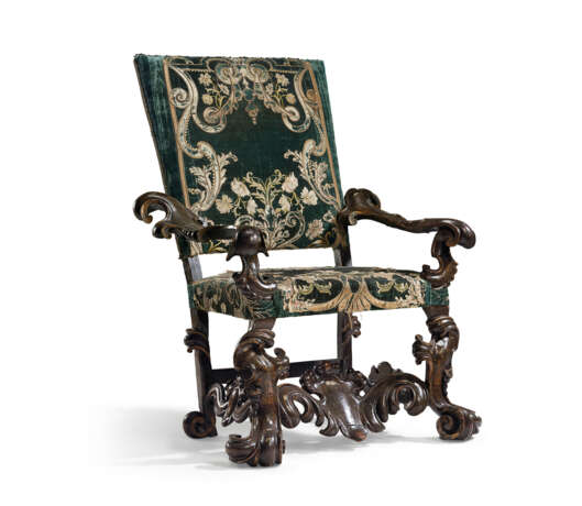 A NORTH ITALIAN MOTHER-OF-PEARL INLAID GREEN, GILT AND POLYCHROME JAPANNED ARMCHAIR - Foto 1