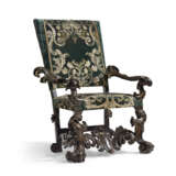 A NORTH ITALIAN MOTHER-OF-PEARL INLAID GREEN, GILT AND POLYCHROME JAPANNED ARMCHAIR - Foto 1