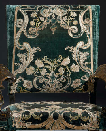 A NORTH ITALIAN MOTHER-OF-PEARL INLAID GREEN, GILT AND POLYCHROME JAPANNED ARMCHAIR - Foto 2