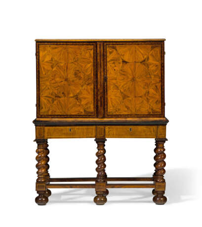 A SOUTH GERMAN WALNUT, ASH, INDIAN ROSEWOOD, FRUITWOOD AND MARQUETRY CABINET ON FLEMISH STAND - Foto 2