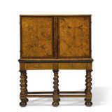 A SOUTH GERMAN WALNUT, ASH, INDIAN ROSEWOOD, FRUITWOOD AND MARQUETRY CABINET ON FLEMISH STAND - Foto 2