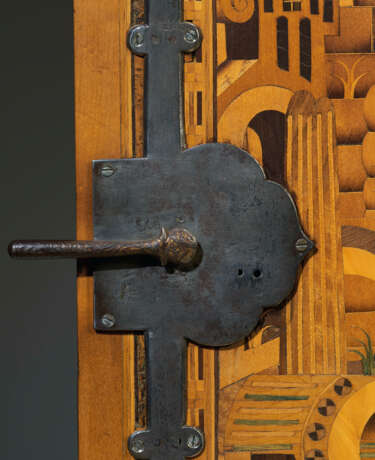 A SOUTH GERMAN WALNUT, ASH, INDIAN ROSEWOOD, FRUITWOOD AND MARQUETRY CABINET ON FLEMISH STAND - Foto 6