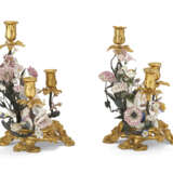 A PAIR OF LOUIS XV ORMOLU AND TOLE-MOUNTED FRENCH AND MEISSEN PORCELAIN THREE-BRANCH CANDELABRA - Foto 3