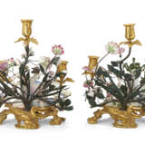 A PAIR OF LOUIS XV ORMOLU AND TOLE-MOUNTED FRENCH AND MEISSEN PORCELAIN THREE-BRANCH CANDELABRA - Foto 4