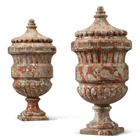 A PAIR OF LARGE LOUIS XIV PORTA SANTA RARA MARBLE URNS AND COVERS - Foto 1