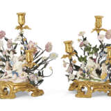 A PAIR OF LOUIS XV ORMOLU AND TOLE-MOUNTED FRENCH AND MEISSEN PORCELAIN THREE-BRANCH CANDELABRA - Foto 6