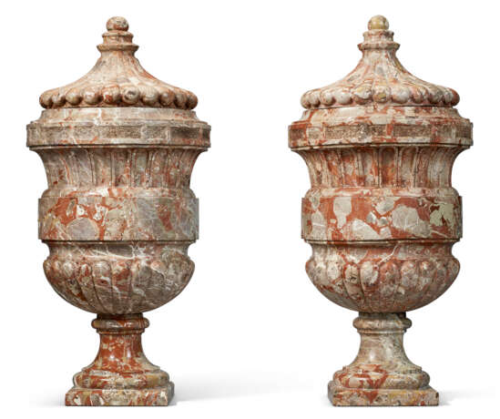 A PAIR OF LARGE LOUIS XIV PORTA SANTA RARA MARBLE URNS AND COVERS - Foto 2