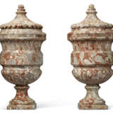 A PAIR OF LARGE LOUIS XIV PORTA SANTA RARA MARBLE URNS AND COVERS - Foto 2