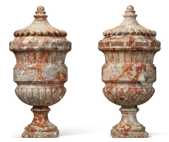 A PAIR OF LARGE LOUIS XIV PORTA SANTA RARA MARBLE URNS AND COVERS - Foto 3