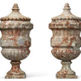 A PAIR OF LARGE LOUIS XIV PORTA SANTA RARA MARBLE URNS AND COVERS - Foto 3