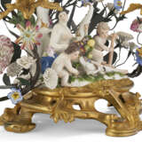 A PAIR OF LOUIS XV ORMOLU AND TOLE-MOUNTED FRENCH AND MEISSEN PORCELAIN THREE-BRANCH CANDELABRA - Foto 8