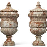 A PAIR OF LARGE LOUIS XIV PORTA SANTA RARA MARBLE URNS AND COVERS - Foto 4