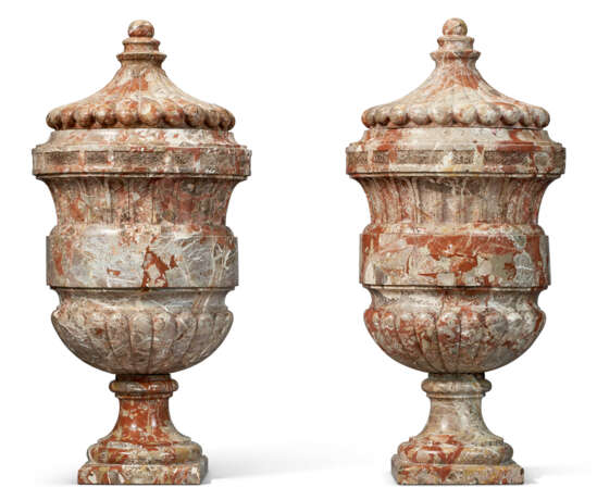 A PAIR OF LARGE LOUIS XIV PORTA SANTA RARA MARBLE URNS AND COVERS - Foto 4