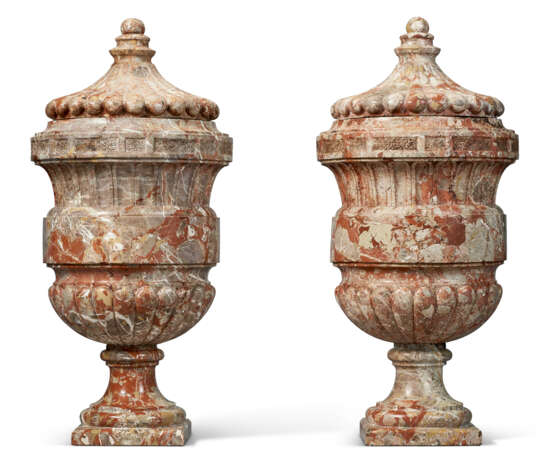 A PAIR OF LARGE LOUIS XIV PORTA SANTA RARA MARBLE URNS AND COVERS - Foto 5