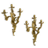 A PAIR OF FRENCH ORMOLU THREE-LIGHT WALL LIGHTS - фото 1