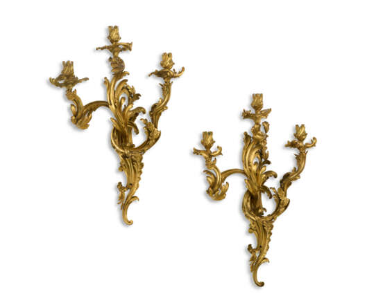 A PAIR OF FRENCH ORMOLU THREE-LIGHT WALL LIGHTS - фото 1