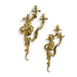 A PAIR OF FRENCH ORMOLU THREE-LIGHT WALL LIGHTS - фото 2