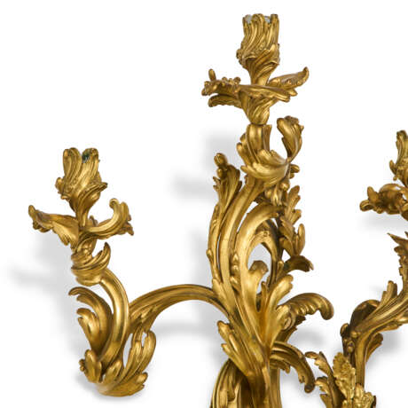 A PAIR OF FRENCH ORMOLU THREE-LIGHT WALL LIGHTS - photo 3