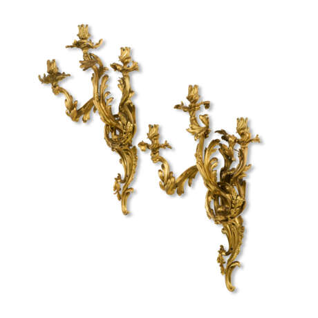 A PAIR OF FRENCH ORMOLU THREE-LIGHT WALL LIGHTS - Foto 4