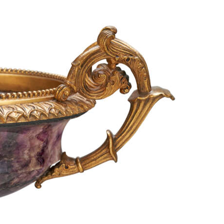 AN ENGLISH ORMOLU-MOUNTED BLUE JOHN TAZZA - photo 4