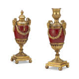 A PAIR OF GEORGE III ORMOLU-MOUNTED RED ENAMELED CANDLE VASES - Foto 1