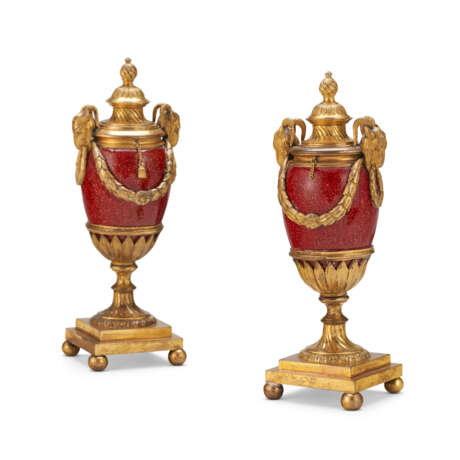 A PAIR OF GEORGE III ORMOLU-MOUNTED RED ENAMELED CANDLE VASES - Foto 2