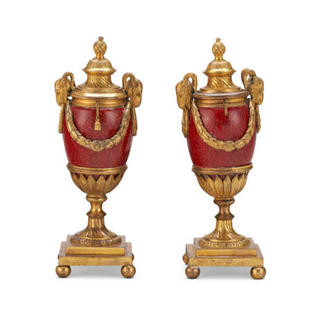 A PAIR OF GEORGE III ORMOLU-MOUNTED RED ENAMELED CANDLE VASES - Foto 3