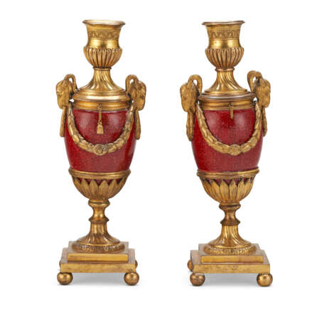 A PAIR OF GEORGE III ORMOLU-MOUNTED RED ENAMELED CANDLE VASES - Foto 4