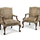 A PAIR OF GEORGE II MAHOGANY LIBRARY ARMCHAIRS - photo 1