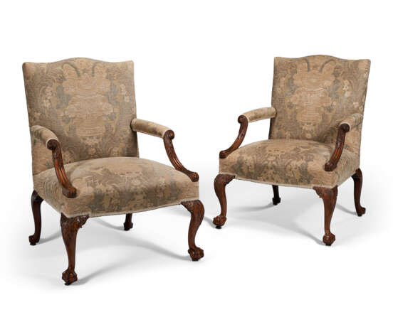 A PAIR OF GEORGE II MAHOGANY LIBRARY ARMCHAIRS - photo 1