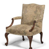 A PAIR OF GEORGE II MAHOGANY LIBRARY ARMCHAIRS - photo 3