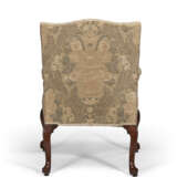 A PAIR OF GEORGE II MAHOGANY LIBRARY ARMCHAIRS - photo 4