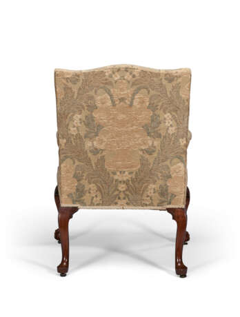 A PAIR OF GEORGE II MAHOGANY LIBRARY ARMCHAIRS - photo 4