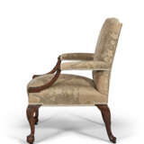 A PAIR OF GEORGE II MAHOGANY LIBRARY ARMCHAIRS - photo 5