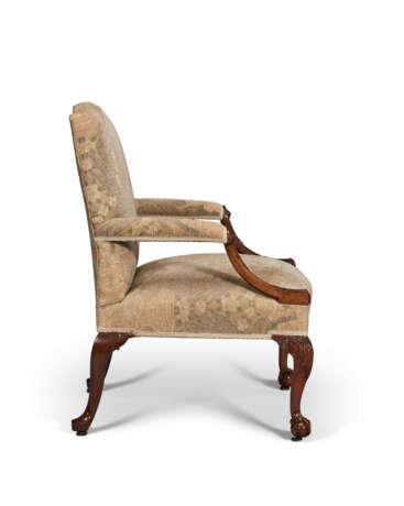 A PAIR OF GEORGE II MAHOGANY LIBRARY ARMCHAIRS - photo 6