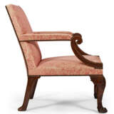 A GEORGE II MAHOGANY ARMCHAIR - photo 2