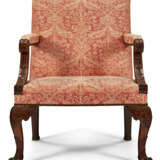 A GEORGE II MAHOGANY ARMCHAIR - photo 3