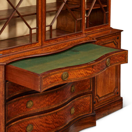 A GEORGE III SATINWOOD AND INLAID BREAKFRONT BOOKCASE - photo 5