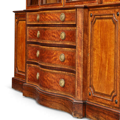 A GEORGE III SATINWOOD AND INLAID BREAKFRONT BOOKCASE - photo 8